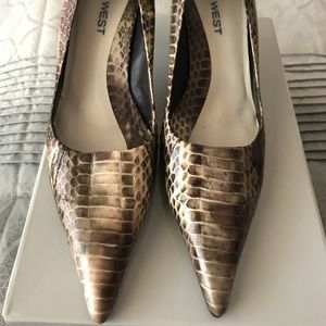 Nine West Snakeskin Kitty Heel Pointed toe